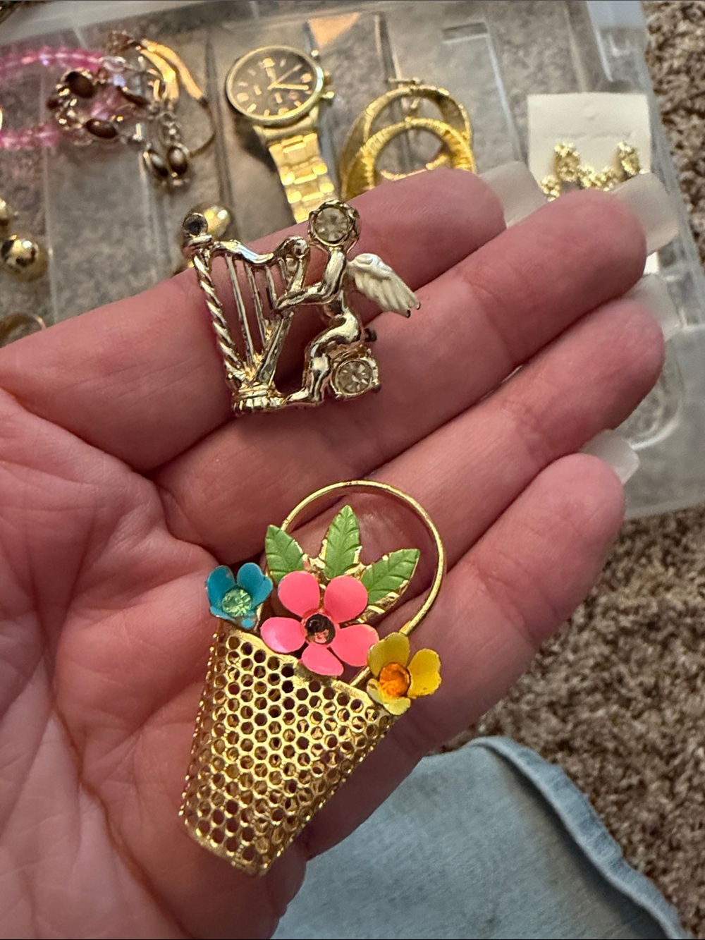 Lot of Gold Tone Jewelry - Picture 10 of 15